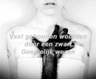 Vast gehouden worden door een zwarte aard gebonden entiteit Vast gehouden worden door een zwarte aard gebonden entiteit - image